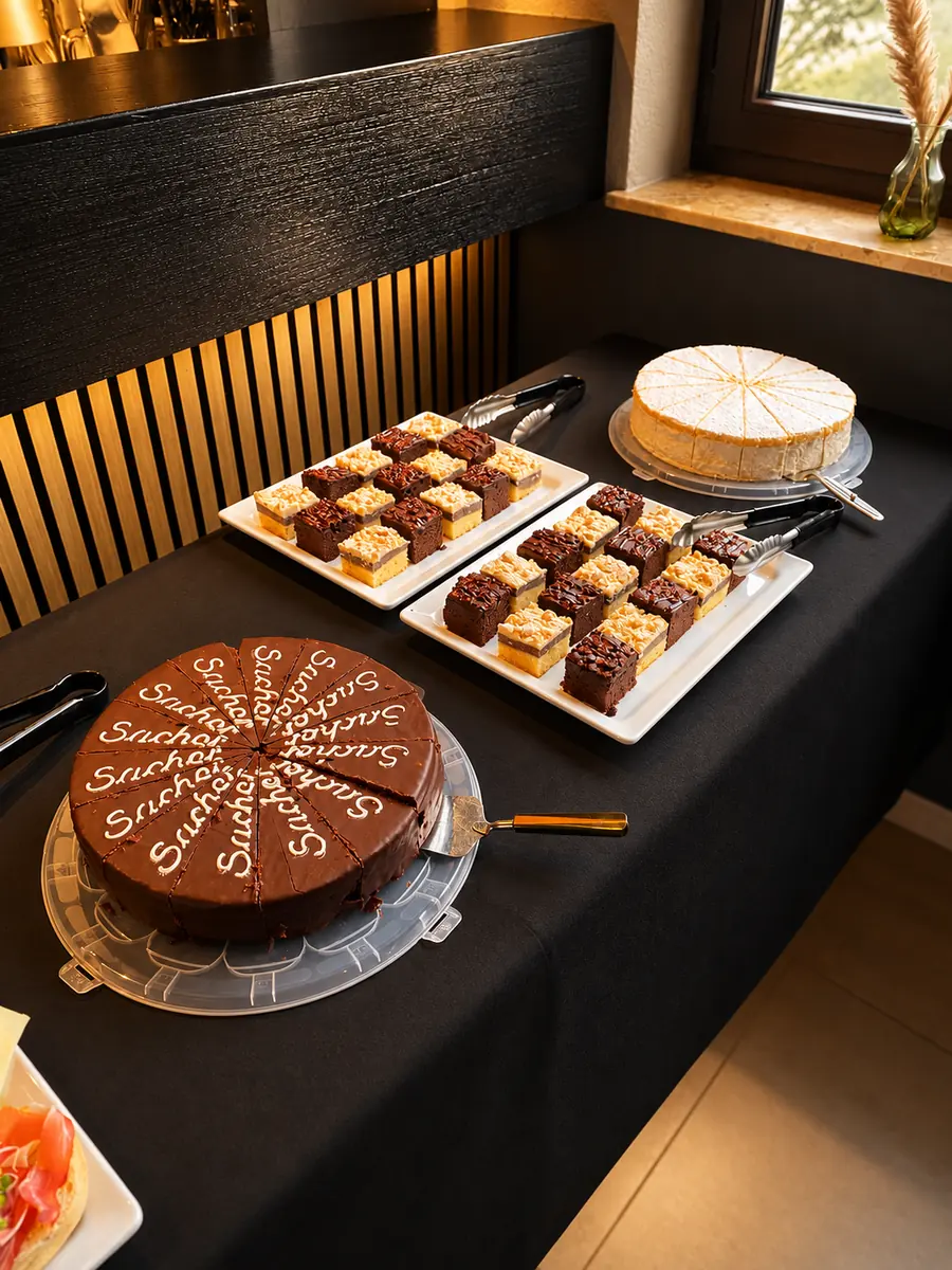 Kuchenbuffet mit Sachertorte, K&auml;sekuchen und Brownies