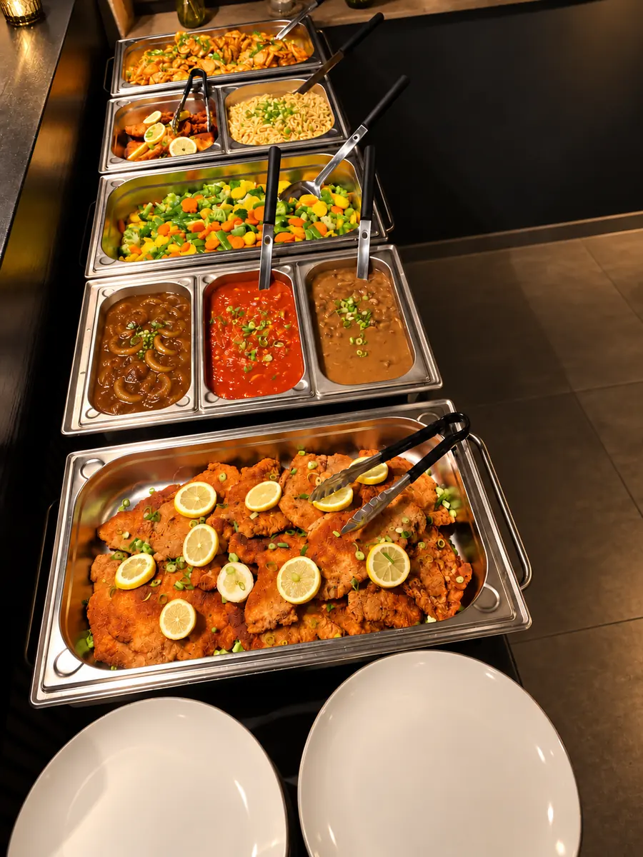 Schnitzelbuffet mit Beilagen, Gem&uuml;se und So&szlig;en