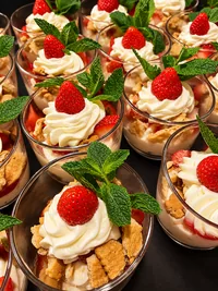 Erdbeer-Mascarpone-Dessert im Glas